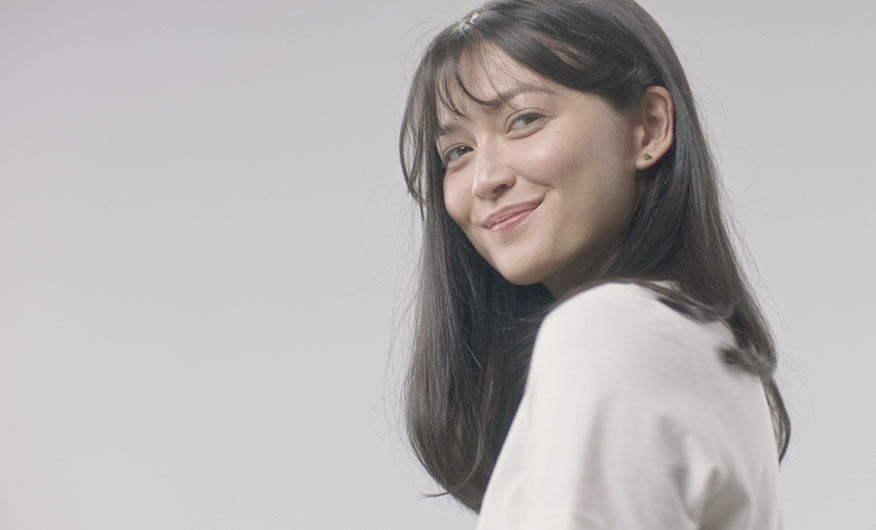 Gros plan de face du Styler Dyson Airwrap™ enroulant une mèche de cheveux.